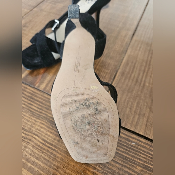 Size 5.5 Vince Camuto Black Heels - Picture 3 of 3